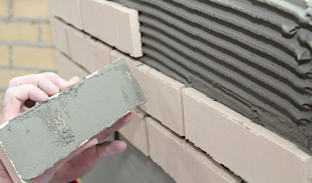 Bild: Heck Wall Systems Voraussetzung für die hohe Tragkraft ist u.a. die korrekte Verklebung der Riemchen auf den armierten Dämmplatten. (Bild: Heck Wall Systems)