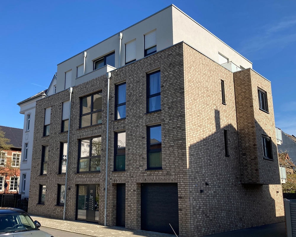 Bild: Heck Wall Systems Typischer Anwendungsfall: robuste Riemchen im Erdgeschoss, oben geht es mit Putz weiter. (Bild: Heck Wall Systems)