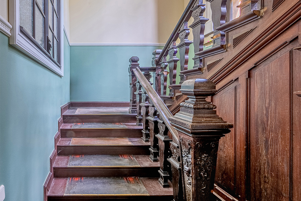 Villa-Forst Auch das Treppenhaus wurde mit Liebe zum Detail saniert. (Foto: UdiDämmsysteme)