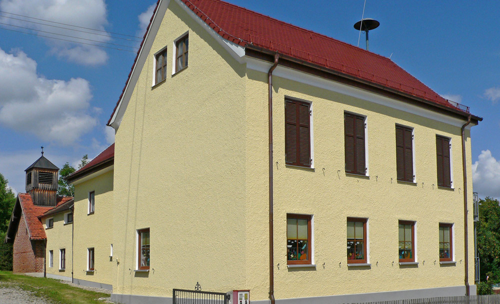 alte-Schule-seit-30-Jahren-trocken Muffiger Geruch und Stockflecken - die Ursache ist oft aus dem Erdreich in die Mauern aufsteigende Feuchtigkeit. Betroffen sind v.a. Altbauten aufgrund fehlender oder defekter Horizontalsperren. (Bild: Veinal)