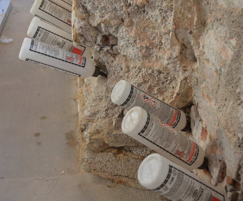 veinal-Horizontalsperre Nach der Trockenlegung empfiehlt sich eine ergänzende Abdichtung, kombiniert mit Sanierdämmputz oder diffusionsoffenen Silikathydratplatten. (Bild: Veinal)