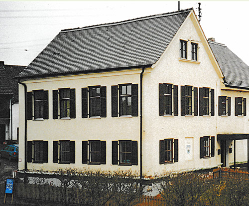 veinal---alte-Schule-Diedorf-vor-20-Jahren Oft löst eine minimalinvasive Horizontalsperre das Problem. Dazu injiziert der Sanierungs-Profi eine dünnflüssige, kriechfähige Silikonharzlösung ins Mauerwerk. (Bild: Veinal)
