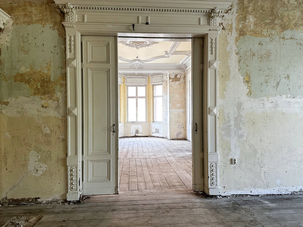 Innendaemmung-Villa-Halle-1 Ganz schön schräg: Bei manchen Fensterformen ist eine hochwertige Beschattung eine knifflige Angelegenheit. (Foto: Schanz)