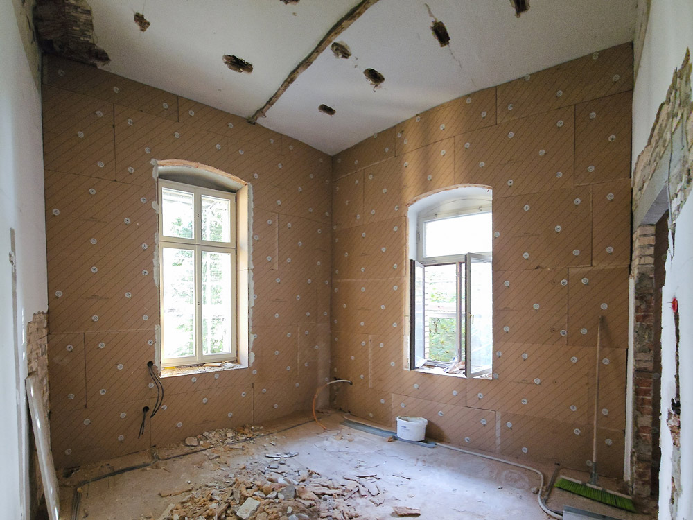 Innendaemmung-Villa-Halle-2 Anschließend erfolgt die Montage des erfreulich dezenten Rollladenkastens (für den Alu-Rollo). (Foto: Schanz)