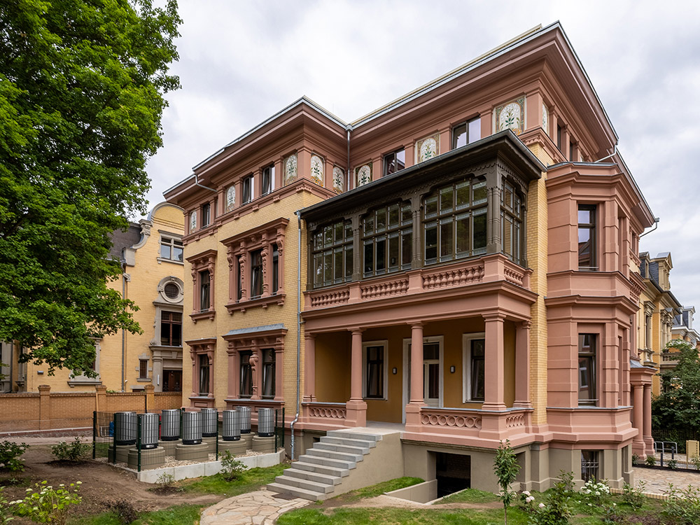 Innendaemmung-Villa-Halle-Header Da Rollläden heute zum Fassadendesign gehören, ist auch der optische Wert nicht zu unterschätzen. Es gibt sie daher in sämtlichen Formen und RAL-Farben. (Foto: Schanz)
