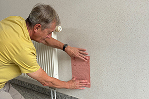 Schnuppertest und Löschpapier: Kriechende Nässe in der Wand aufspüren